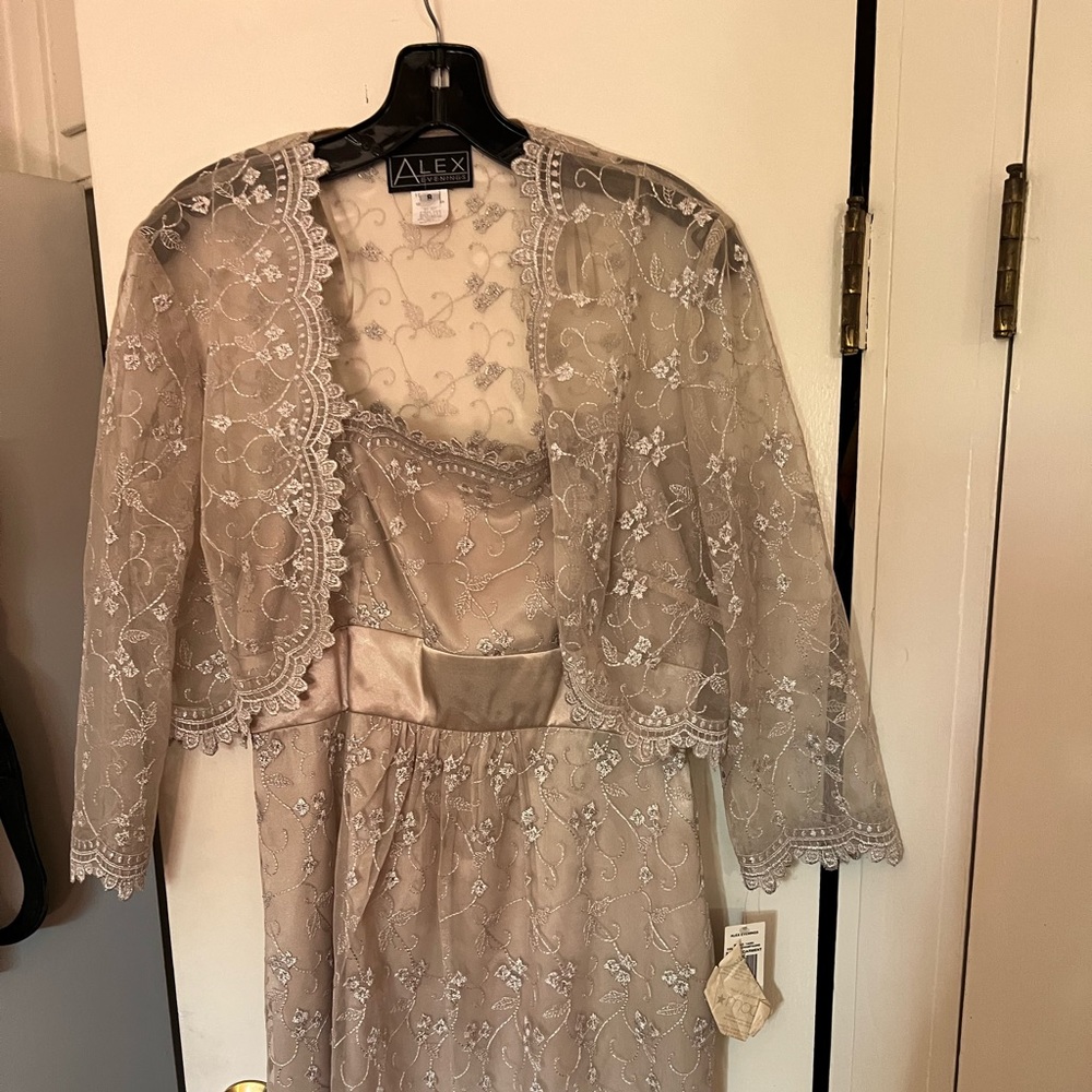 Ladies ALEX size 8 champagne cocktail dress.